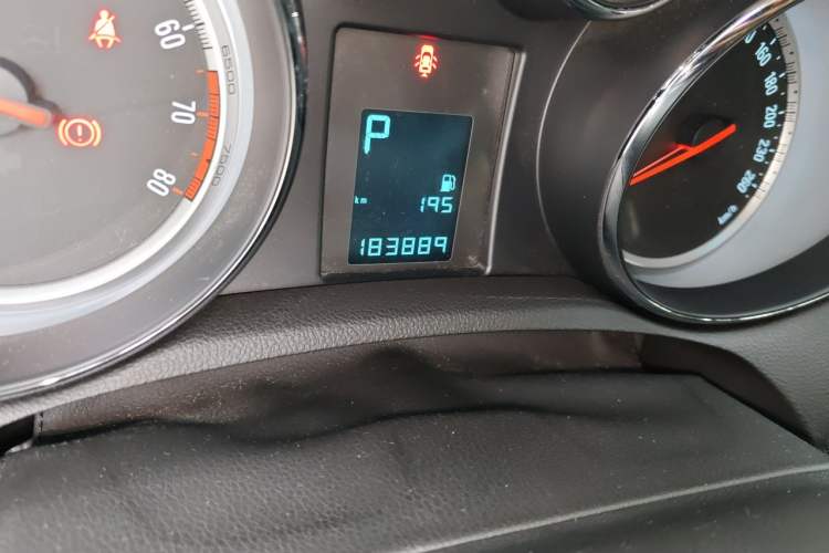 Used Buick Encore 2015 1.4T Automatic Two-Wheel Drive Urban Elite Version Odometer Close Up