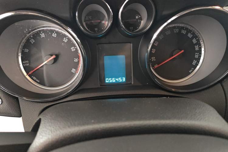Used Buick Encore 2015 1.4T Automatic Two-Wheel Drive Urban Elite Version Odometer Close Up