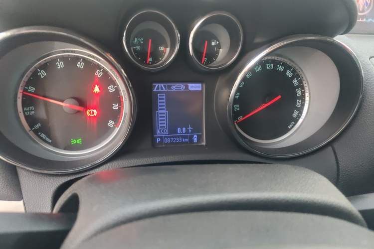 Used Buick Encore 2015 1.4T Automatic All-Wheel-Drive Flagship Model Odometer Close Up