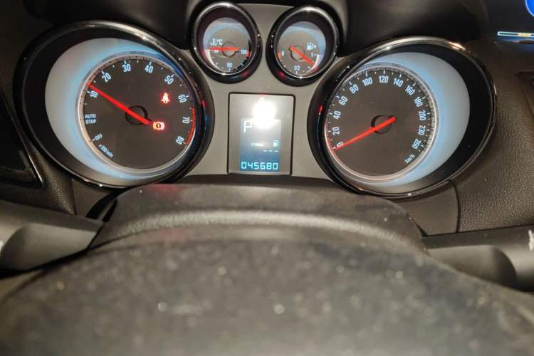 Used Buick Encore 2015 1.4T Automatic Two-Wheel Drive Urban Elite Version Odometer Close Up