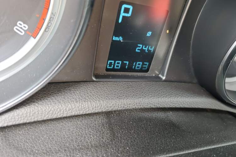 Used Buick Encore 2015 1.4T Automatic Two-Wheel Drive Urban Elite Version Odometer Close Up