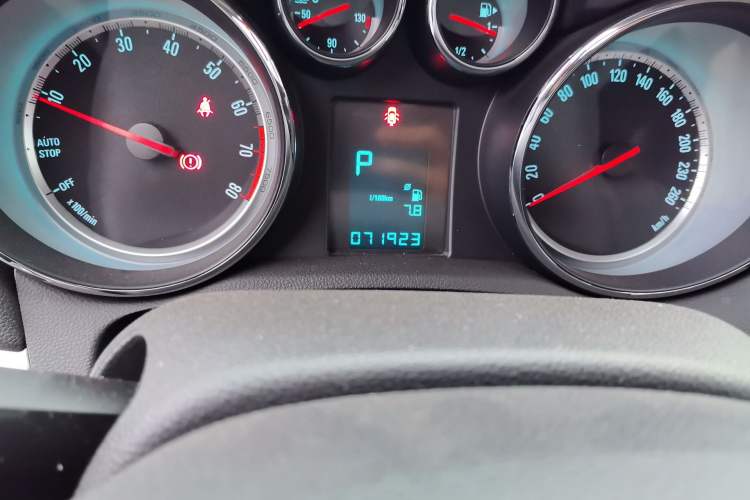 Used Buick Encore 2015 1.4T Automatic Two-Wheel Drive Urban Elite Version Odometer Close Up