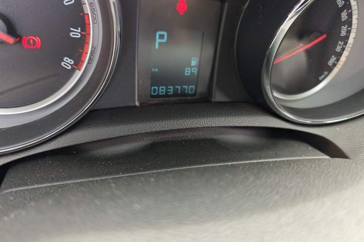 Used Buick Encore 2015 1.4T Automatic Two-Wheel Drive Urban Elite Version Odometer Close Up