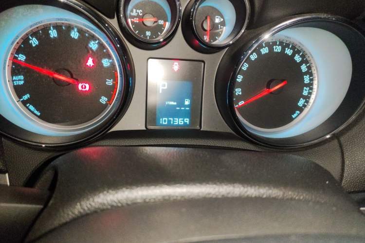 Used Buick Encore 2015 1.4T Automatic Two-Wheel Drive Urban Elite Version Odometer Close Up