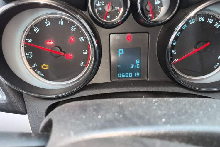 Used Buick Encore 2015 1.4T Automatic Two-Wheel Drive Urban Elite Version Odometer Close Up