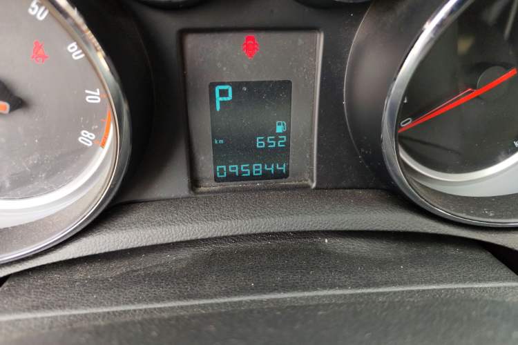 Used Buick Encore 2015 1.4T Automatic Two-Wheel Drive Urban Elite Version Odometer Close Up