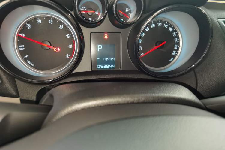 Used Buick Encore 2015 1.4T Automatic Two-Wheel Drive Urban Elite Version Odometer Close Up