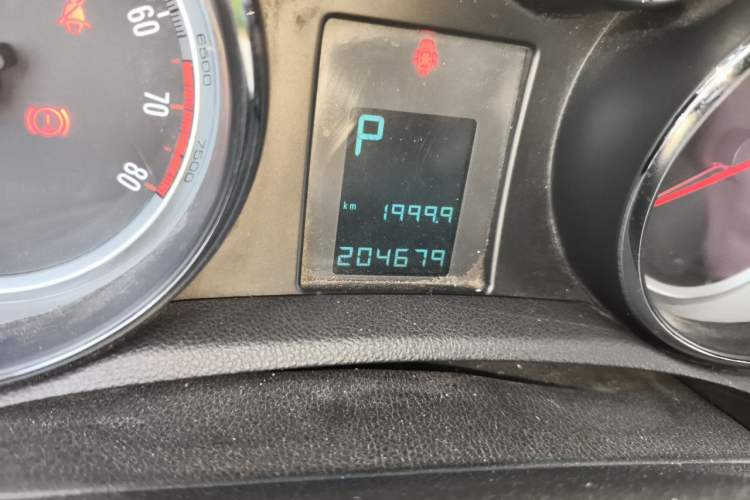 Used Buick Encore 2015 1.4T Automatic Two-Wheel Drive Urban Elite Version Odometer Close Up
