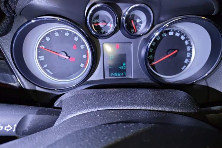 Used Buick Encore 2015 1.4T Automatic Two-Wheel Drive Urban Elite Version Odometer Close Up
