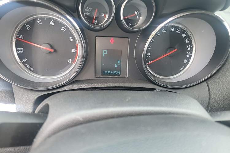 Used Buick Encore 2015 1.4T Automatic Two-Wheel Drive Urban Elite Version Odometer Close Up