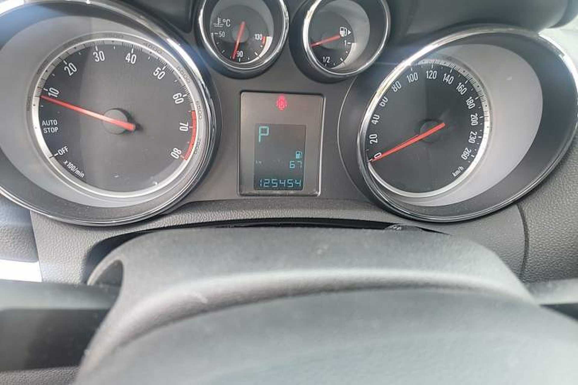 Used Buick Encore 2015 1.4T Automatic Two-Wheel Drive Urban Elite Version Odometer Close Up