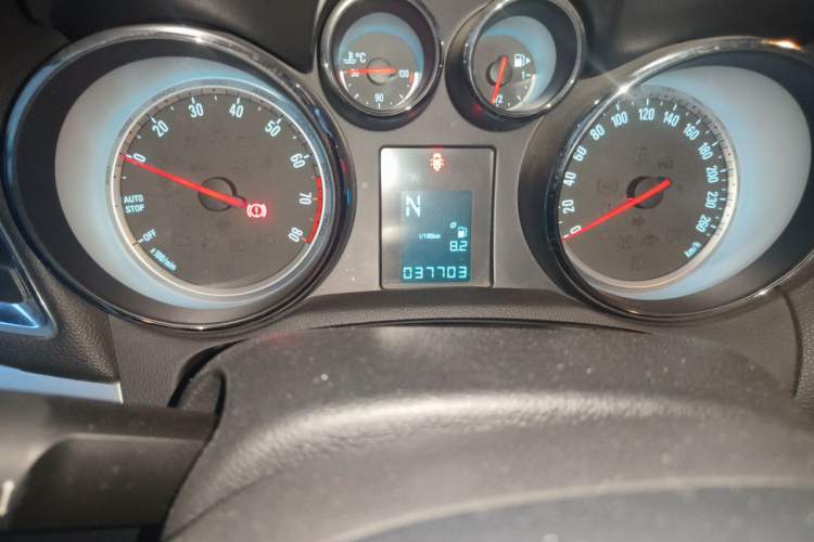 Used Buick Encore 2015 1.4T Automatic Two-Wheel Drive Urban Elite Version Odometer Close Up