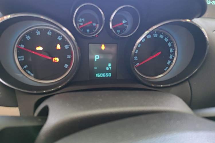 Used Buick Encore 2015 1.4T Automatic Two-Wheel Drive Urban Elite Version Odometer Close Up