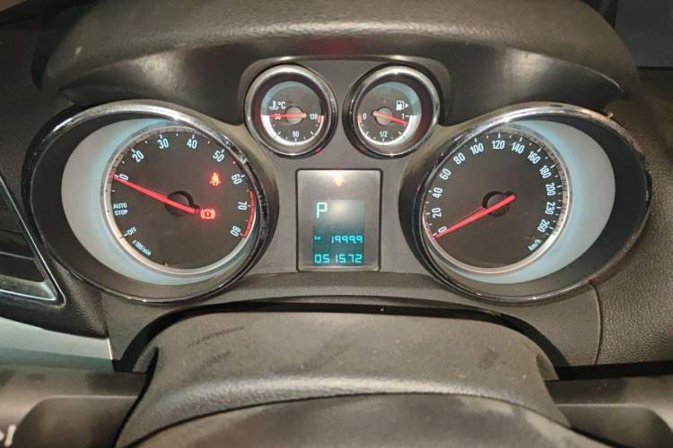 Used Buick Encore 2015 1.4T Automatic Two-Wheel Drive Urban Elite Version Odometer Close Up