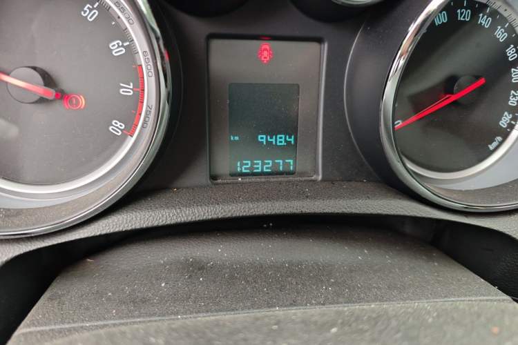 Used Buick Encore 2015 1.4T Manual Two-Wheel Drive Urban Advanced Model Odometer Close Up