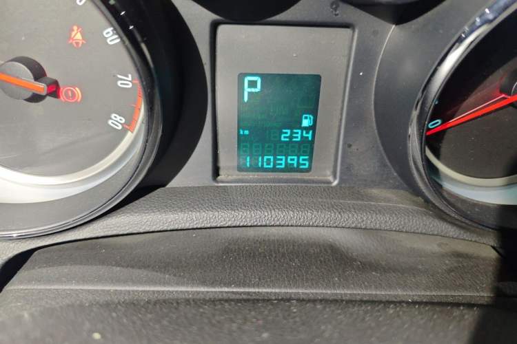 Used Buick Encore 2015 1.4T Automatic Two-Wheel Drive Urban Elite Version Odometer Close Up
