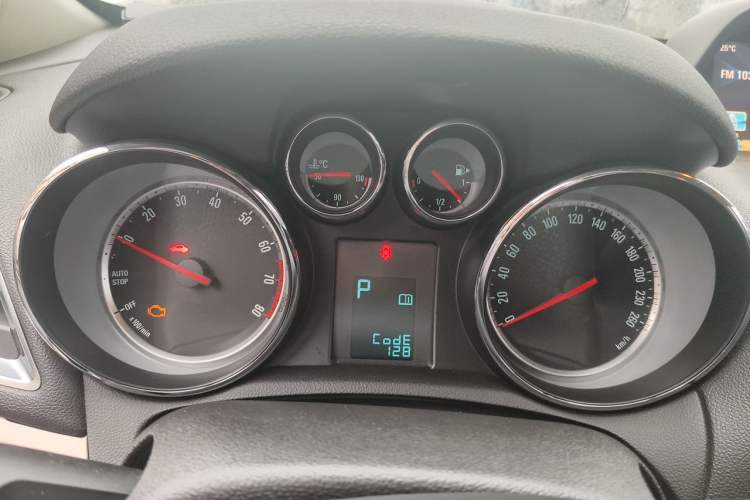 Used Buick Encore 2015 1.4T Automatic Two-Wheel Drive Urban Leading Model Odometer Close Up