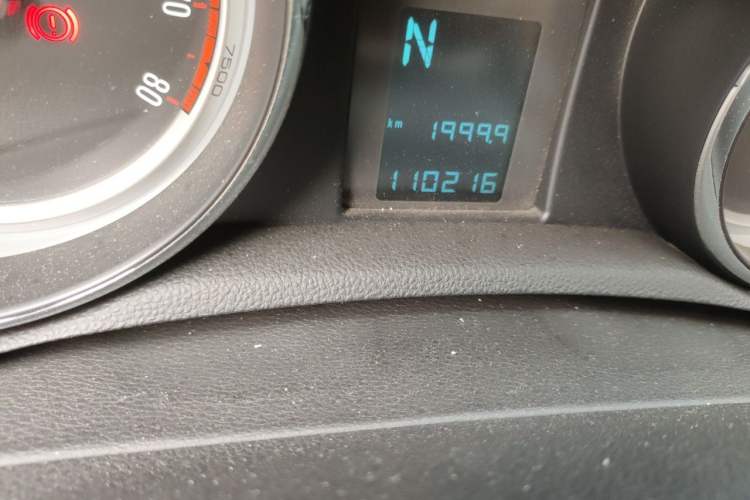 Used Buick Encore 2015 1.4T Automatic Two-Wheel Drive Urban Elite Version Odometer Close Up