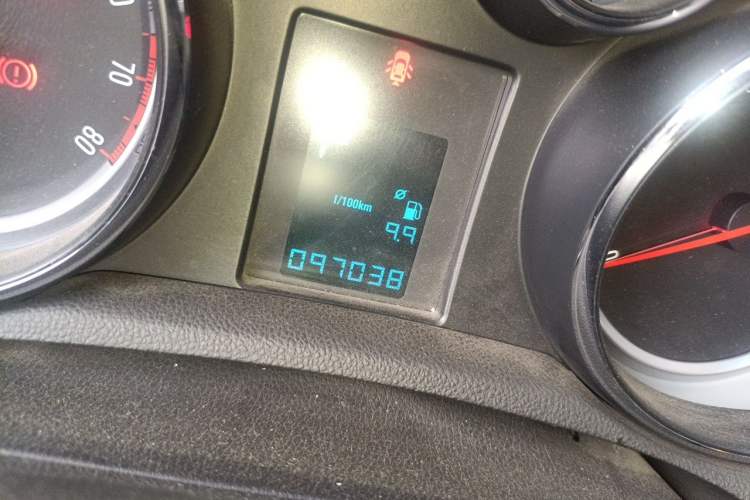 Used Buick Encore 2015 1.4T Automatic Two-Wheel Drive Urban Elite Version Odometer Close Up