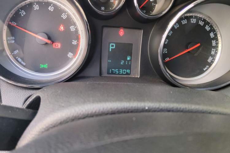Used Buick Encore 2015 1.4T Automatic Two-Wheel Drive Urban Elite Version Odometer Close Up