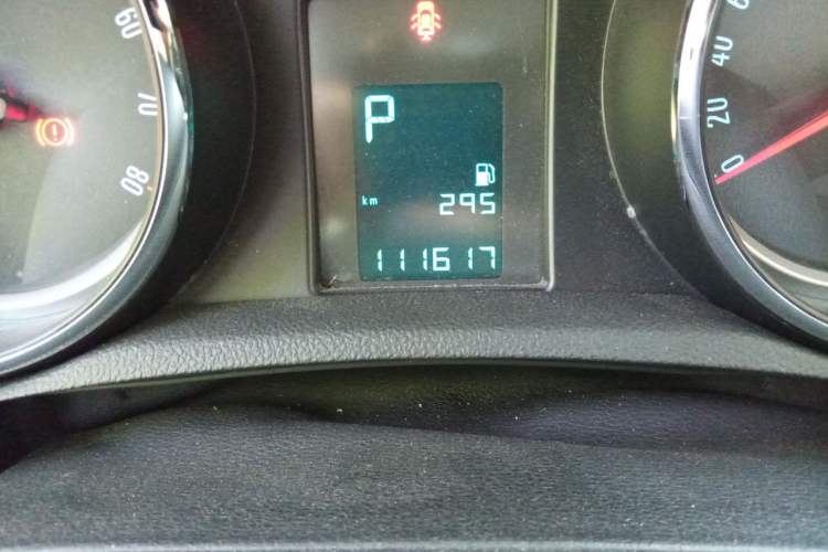Used Buick Encore 2015 1.4T Automatic Two-Wheel Drive Urban Elite Version Odometer Close Up