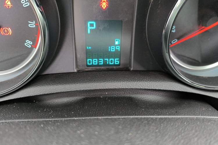 Used Buick Encore 2015 1.4T Automatic Two-Wheel Drive Urban Elite Version Odometer Close Up