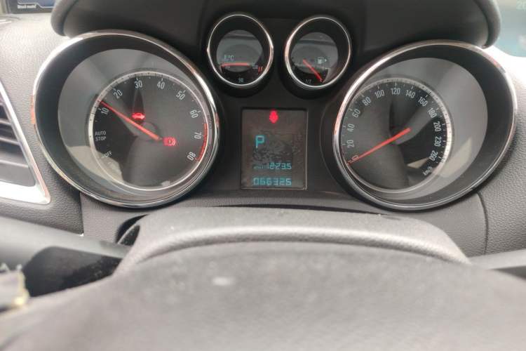 Used Buick Encore 2015 1.4T Automatic Two-Wheel Drive Urban Elite Version Odometer Close Up