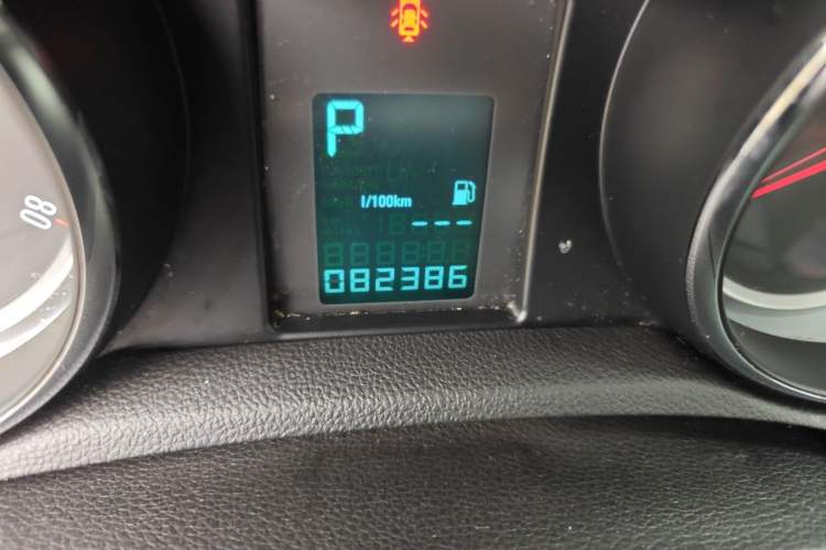 Used Buick Encore 2015 1.4T Automatic Two-Wheel Drive Urban Leading Model Odometer Close Up
