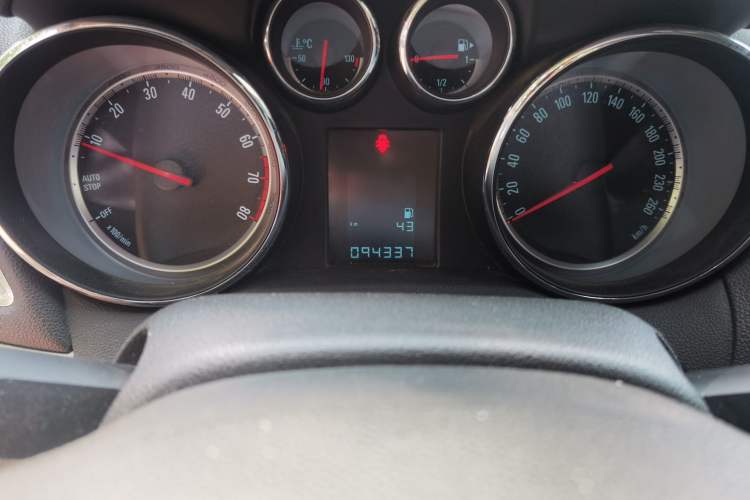 Used Buick Encore 2015 1.4T Manual Two-Wheel Drive Urban Advanced Model Odometer Close Up