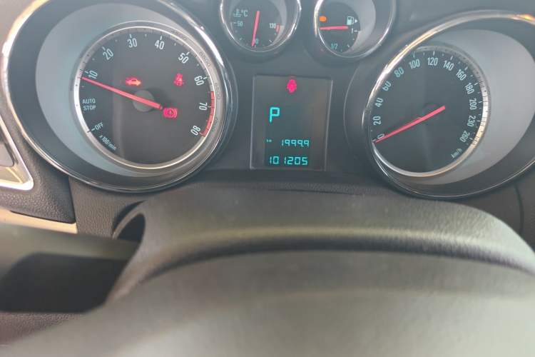 Used Buick Encore 2015 1.4T Automatic Two-Wheel Drive Urban Elite Version Odometer Close Up