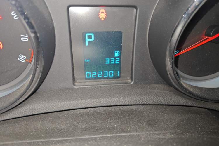 Used Buick Encore 2015 1.4T Automatic Two-Wheel Drive Urban Elite Version Odometer Close Up