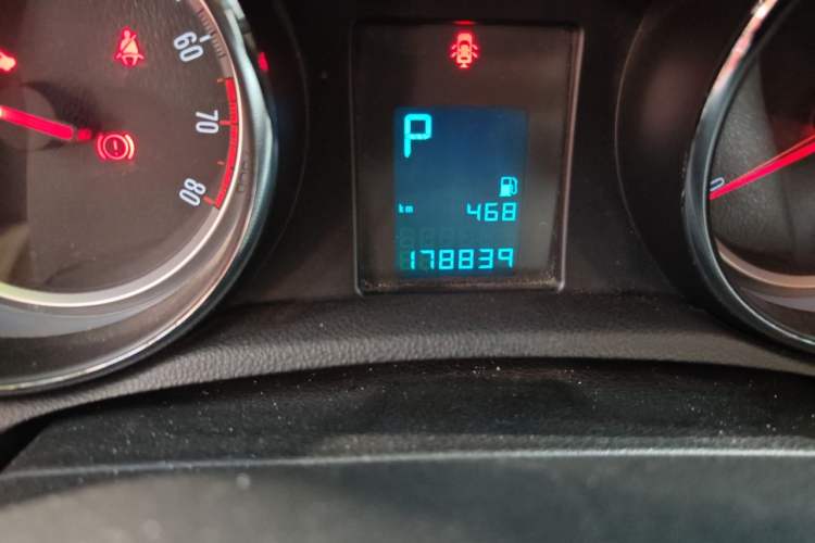 Used Buick Encore 2015 1.4T Automatic Two-Wheel Drive Urban Elite Version Odometer Close Up
