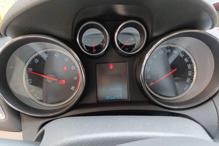Used Buick Encore 2015 1.4T Manual Two-Wheel Drive Urban Advanced Model Odometer Close Up