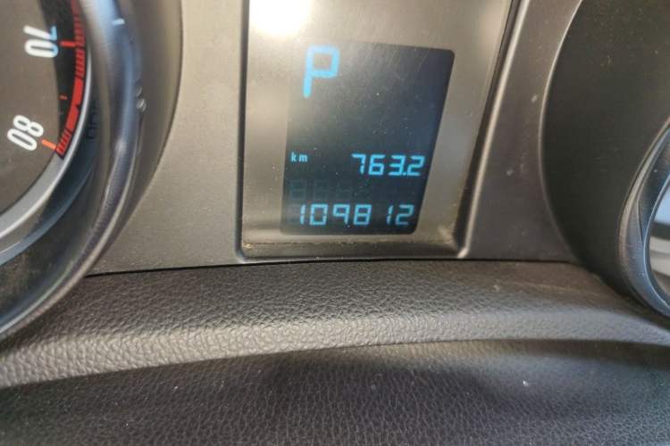 Used Buick Encore 2015 1.4T Automatic Two-Wheel Drive Urban Elite Version Odometer Close Up
