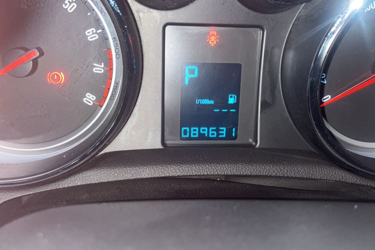Used Buick Encore 2015 1.4T Automatic Two-Wheel Drive Urban Elite Version Odometer Close Up
