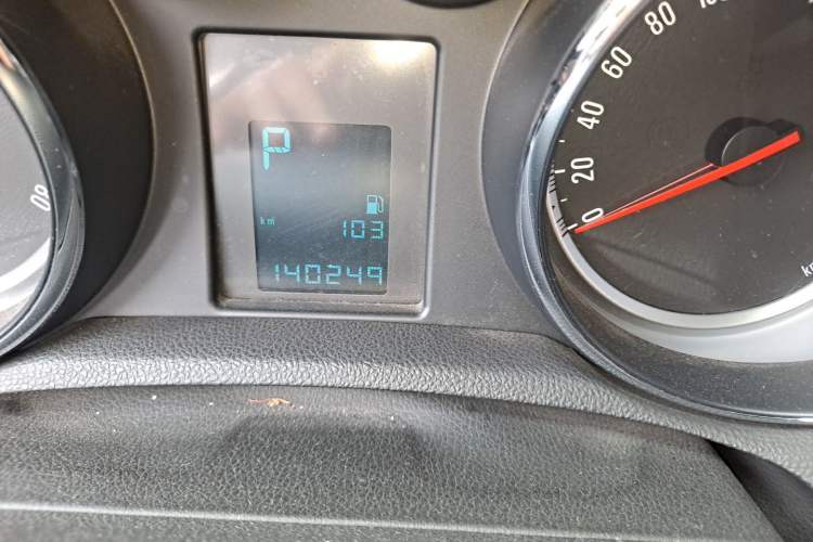 Used Buick Encore 2015 1.4T Automatic Two-Wheel Drive Urban Elite Version Odometer Close Up