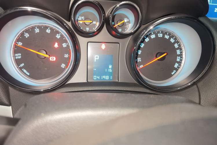 Used Buick Encore 2015 1.4T Automatic Two-Wheel Drive Urban Elite Version Odometer Close Up