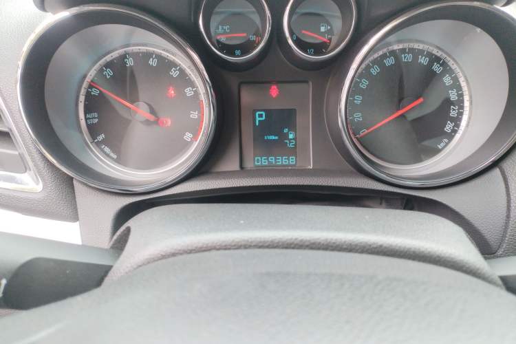 Used Buick Encore 2015 1.4T Automatic Two-Wheel Drive Urban Elite Version Odometer Close Up