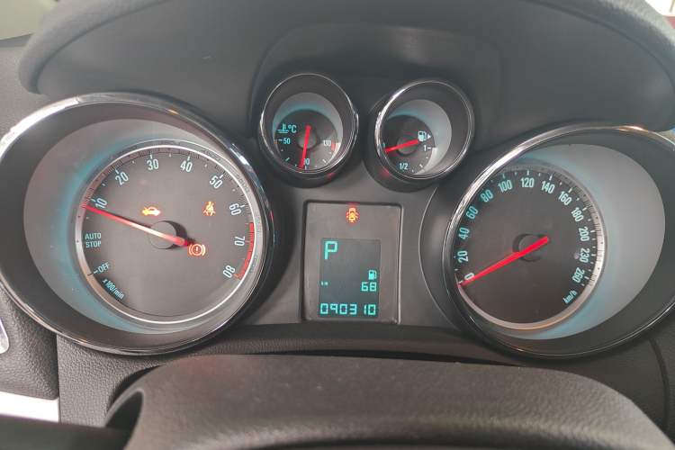 Used Buick Encore 2015 1.4T Automatic Two-Wheel Drive Urban Elite Version Odometer Close Up