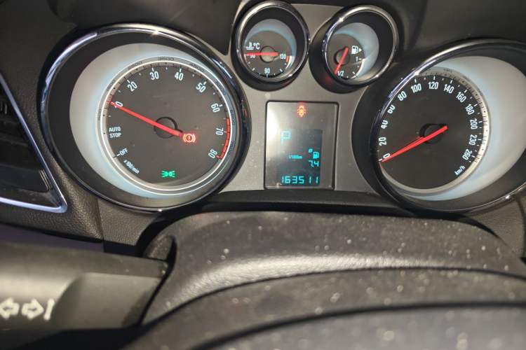 Used Buick Encore 2015 1.4T Automatic Two-Wheel Drive Urban Leading Model Odometer Close Up
