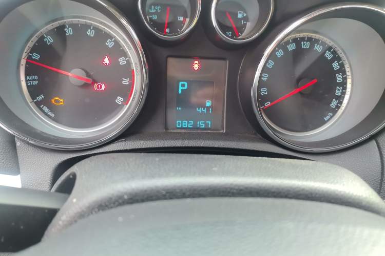Used Buick Encore 2015 1.4T Automatic Two-Wheel Drive Urban Elite Version Odometer Close Up