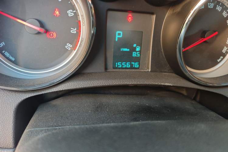 Used Buick Encore 2015 1.4T Automatic Two-Wheel Drive Urban Elite Version Odometer Close Up