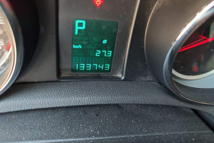 Used Buick Encore 2015 1.4T Automatic Two-Wheel Drive Urban Elite Version Odometer Close Up