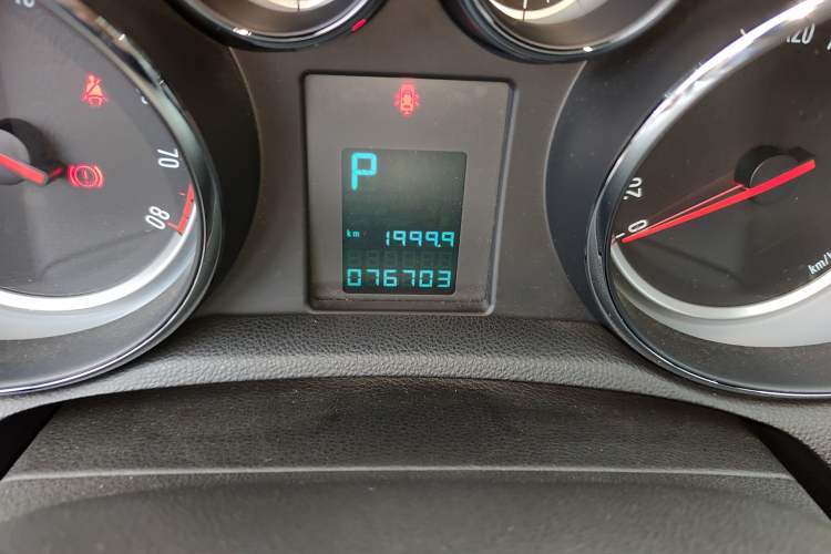 Used Buick Encore 2015 1.4T Automatic Two-Wheel Drive Urban Elite Version Odometer Close Up