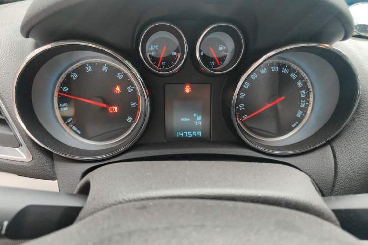 Used Buick Encore 2015 1.4T Manual Two-Wheel Drive Urban Advanced Model Odometer Close Up
