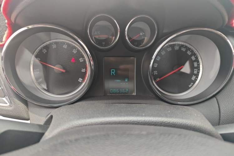 Used Buick Encore 2015 1.4T Automatic Two-Wheel Drive Urban Elite Version Odometer Close Up