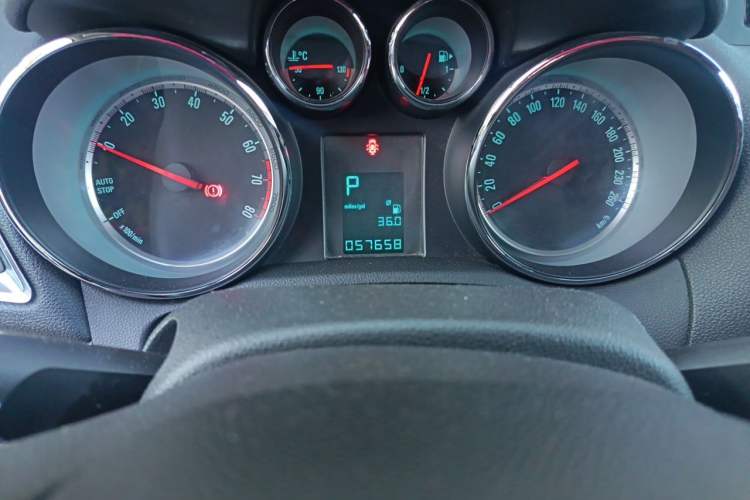 Used Buick Encore 2015 1.4T Automatic Two-Wheel Drive Urban Elite Version Odometer Close Up
