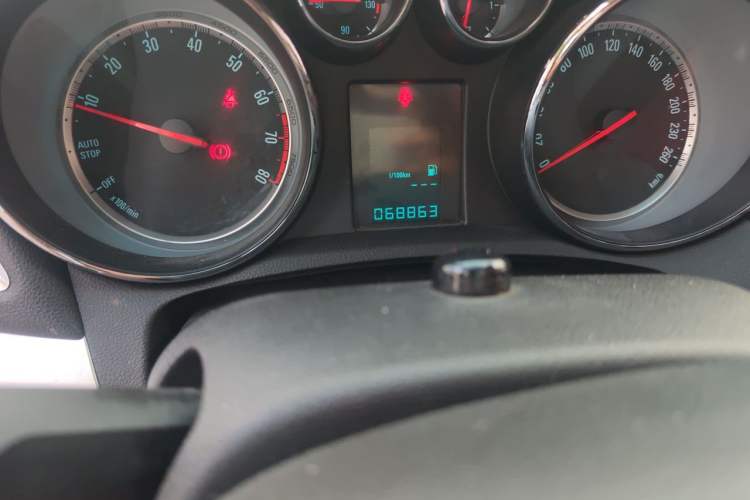 Used Buick Encore 2015 1.4T Manual Two-Wheel Drive Urban Advanced Model Odometer Close Up