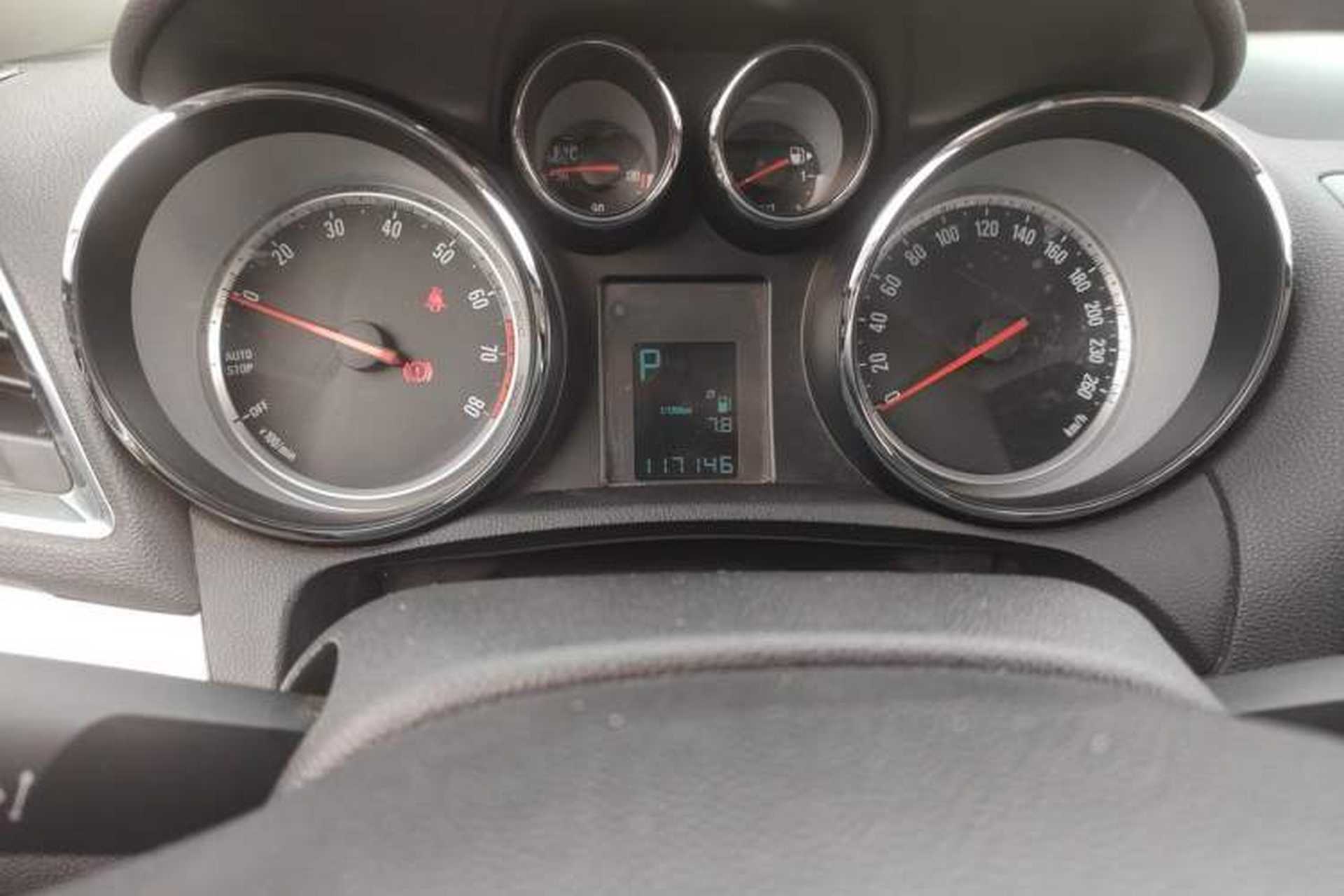 Used Buick Encore 2015 1.4T Automatic Two-Wheel Drive Urban Elite Version Odometer Close Up