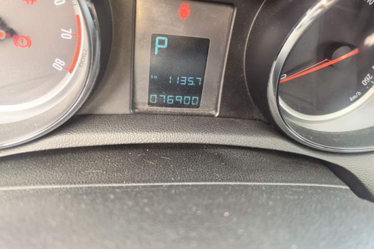Used Buick Encore 2015 1.4T Automatic Two-Wheel Drive Urban Elite Version Odometer Close Up